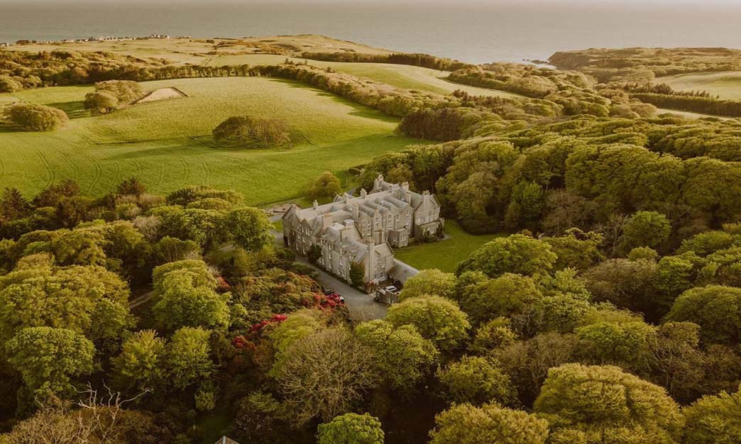 Edinburgh’s Surrounding Natural Beauty: Coastal Bliss, Highland Majesty, and Lochside Serenity