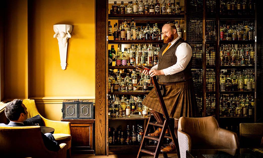 Edinburgh’s Traditional Pubs: Savoring Scotch Whisky and Flavorful Cuisine